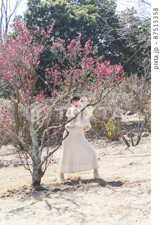 梅の花と女性 87515358
