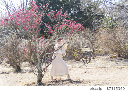 梅の花と女性 87515360
