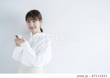 携帯電話を使う女性 携帯電話を使う女性 87515833