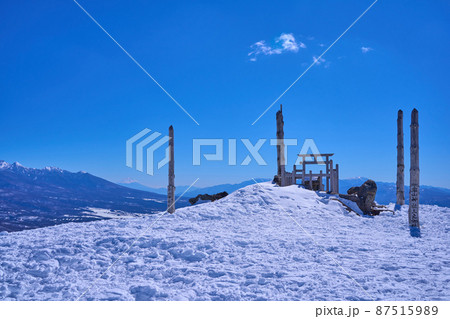 冬の長野県の車山山頂にある車山神社と富士山方面 87515989