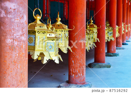 奈良 春日大社のつり燈籠 87516292