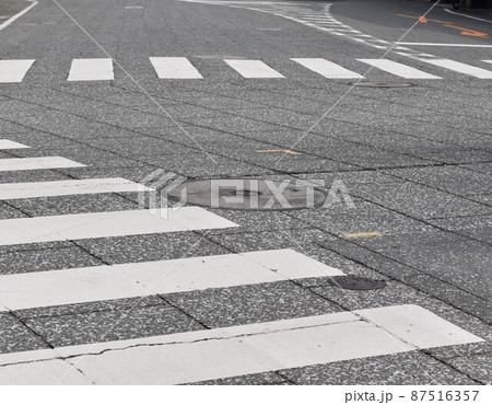 横断歩道とゼブラゾーンがある風景③の写真素材 [87516357] - PIXTA