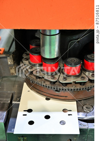 パンチプレス　オートパンチャー　セットプレス　穴あけ加工　工場　製造業 87516811