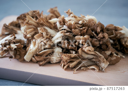 トレーに山盛り載せた、ほぐした小ぶりの舞茸 87517263