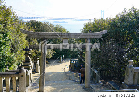 下津井祇園神社の鳥居と下津井瀬戸大橋9　岡山県倉敷市 87517325