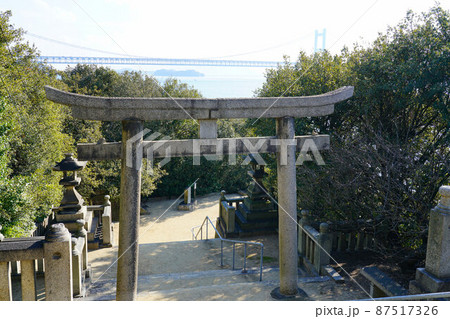 下津井祇園神社の鳥居と下津井瀬戸大橋10　岡山県倉敷市 87517326