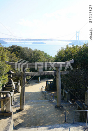 下津井祇園神社の鳥居と下津井瀬戸大橋11　岡山県倉敷市 87517327