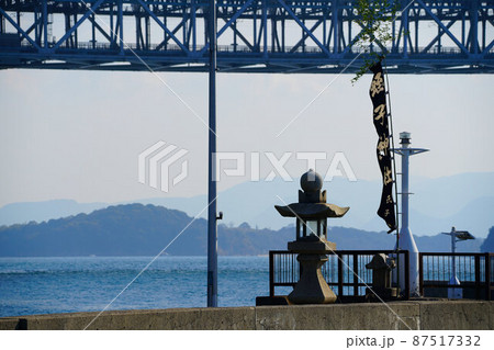 下津井港の防波堤の灯篭と幟と下津井瀬戸大橋10　岡山県倉敷市 87517332