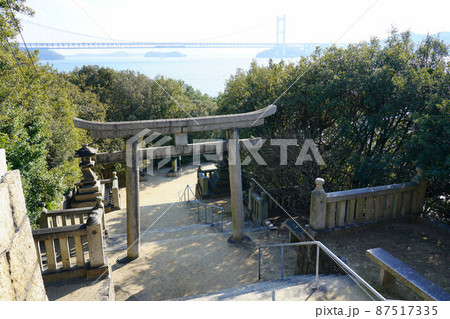 下津井祇園神社の鳥居と下津井瀬戸大橋12　岡山県倉敷市 87517335