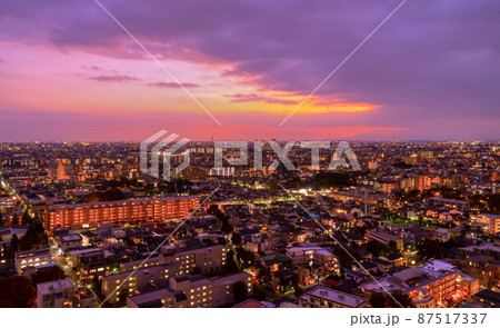 東京夕景 窓明かりが灯る住宅街 東京夕景 窓明かりが灯る住宅街 87517337