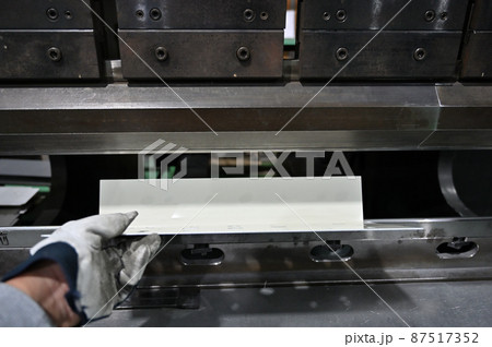 ベンダーで曲げ加工をする作業員　プレスブレーキ　工場　製造業 87517352