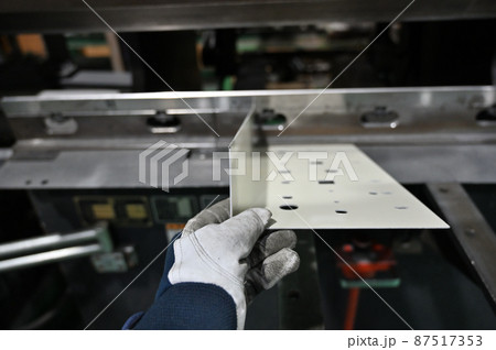 ベンダーで曲げ加工をする作業員　プレスブレーキ　工場　製造業 87517353