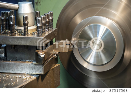 The lathe machine finishing cut the metal disc parts by lathe tools. 87517563