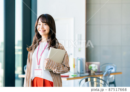オフィスの若いビジネスウーマン 87517668
