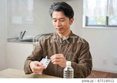 持病　重症化リスク　成人病　慢性疾患　中年男性 87518012