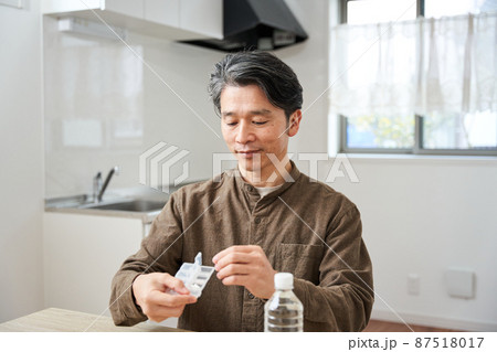 持病　重症化リスク　成人病　慢性疾患　中年男性 87518017