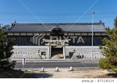 岩屋神社の鳥居と長屋式門 岩屋神社の鳥居と長屋式門 87518324