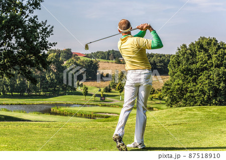 Man playing golf 87518910