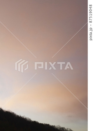 1月上旬岐阜　山の端と朝焼けの空 87519048