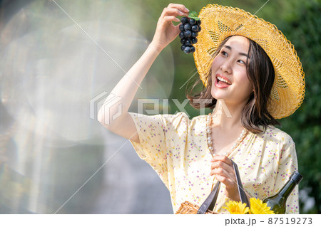 巨峰　女性　笑顔　赤ぶどう 87519273