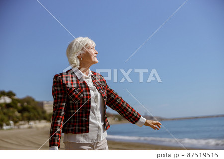 Urban lady enjoying good day at sea Urban lady enjoying good day at sea 87519515