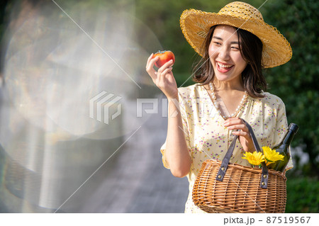 トマト　夏野菜　女性　笑顔 87519567