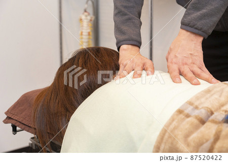 マッサージ(整体、骨盤矯正)をうける女性 マッサージ(整体、骨盤矯正)をうける女性 87520422
