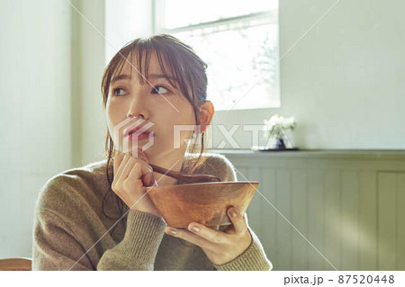 ちゃんとした朝食でおうち時間を楽しんでいる女性44 ちゃんとした朝食でおうち時間を楽しんでいる女性44 87520448