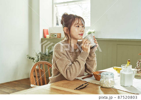 ちゃんとした朝食でおうち時間を楽しんでいる女性127 87520803