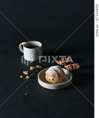 コーヒーと共に置かれているモンブランケーキ1 87520890