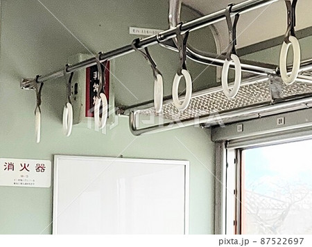 電車の動きに合わせて吊り輪が揺れる 電車の動きに合わせて吊り輪が揺れる 87522697