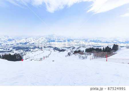 【スキー場】ムイカスノーリゾートより日本百名山 巻機山を望む (新潟県) 【スキー場】ムイカスノーリゾートより日本百名山 巻機山を望む (新潟県) 87524991