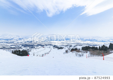 【スキー場】ムイカスノーリゾートより日本百名山 巻機山を望む (新潟県) 【スキー場】ムイカスノーリゾートより日本百名山 巻機山を望む (新潟県) 87524993