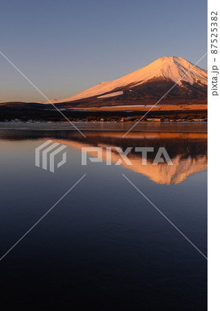 （山梨県）夜明けの山中湖・逆さ紅富士の絶景 87525382