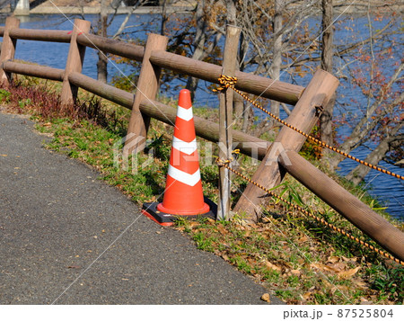 安全柵の倒壊ヶ所と三角コーン 安全柵の倒壊ヶ所と三角コーン 87525804