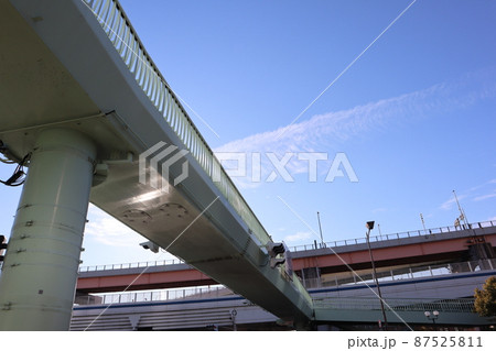 青空と薄雲と歩道橋と高速道路のある都会の街の風景 青空と薄雲と歩道橋と高速道路のある都会の街の風景 87525811