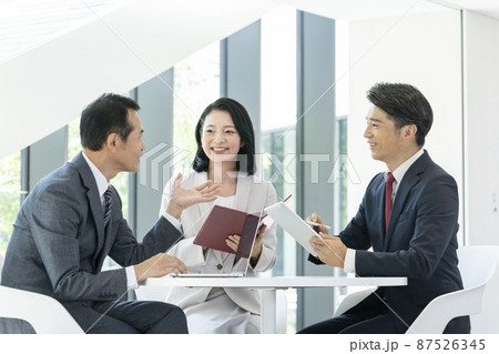 ビジネスミーティング　ベテランのチームイメージ撮影協力「LINK FOREST」 87526345