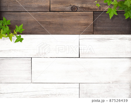 木目とアイビーのナチュラルな背景素材 87526439