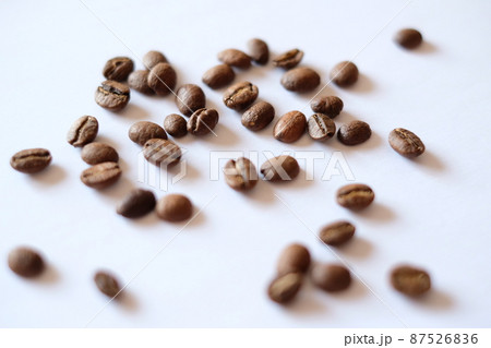 コーヒー豆 白背景 コーヒー豆 白背景 87526836