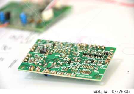 振り子時計の設計図の上に置かれた古い半導体・修理イメージ 振り子時計の設計図の上に置かれた古い半導体・修理イメージ 87526887