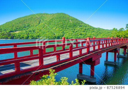 赤城大沼 湖畔 啄木鳥橋 地蔵岳 初夏の風景 の写真素材 [87526894] - PIXTA