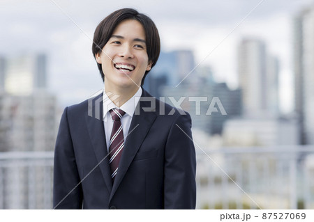 リクルートスーツの若い男性 就活 新入社員 リクルートスーツの若い男性 就活 新入社員 87527069
