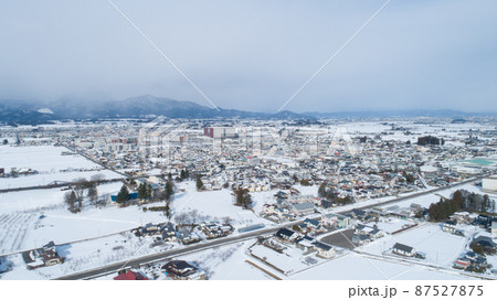 《岩手県》冬の矢巾町の街並み 87527875