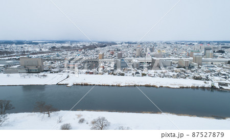 《岩手県》冬の北上市の街並み 87527879