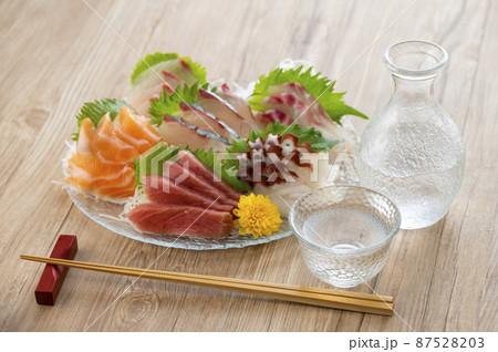 ガラスの皿に盛られた刺し身と日本酒 ガラスの皿に盛られた刺し身と日本酒 87528203
