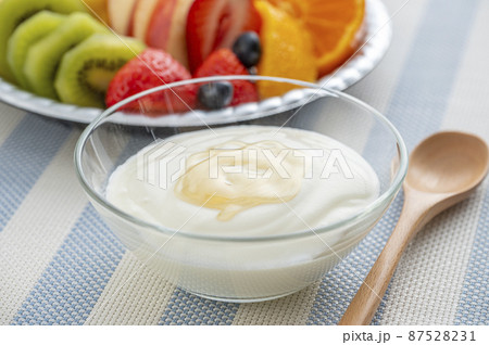 ヨーグルトとフルーツ　朝食イメージ 87528231