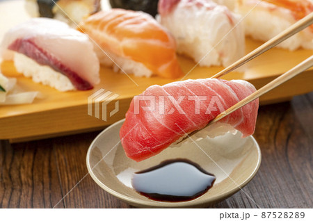 皿に盛った握り寿司　 87528289