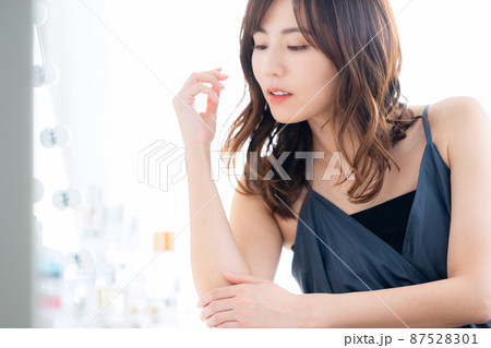女性　ビューティー　美容　メイク　スキンケア 87528301