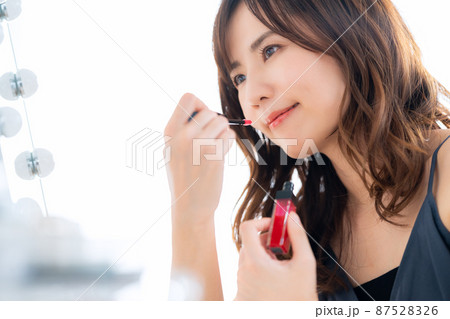 女性　ビューティー　美容　メイク　スキンケア 87528326
