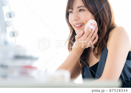 女性　ビューティー　美容　メイク　スキンケア 87528334